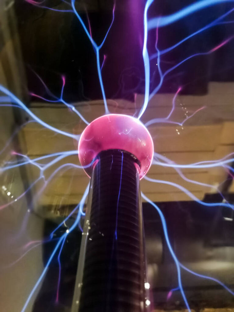 Corona kisülés a plazma labdában. Nikola Tesla találmány - Fotó, kép