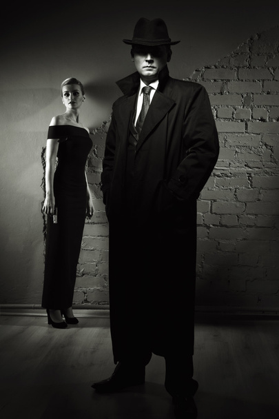 Detective man en gevaarlijke vrouw met een pistool - Foto, afbeelding