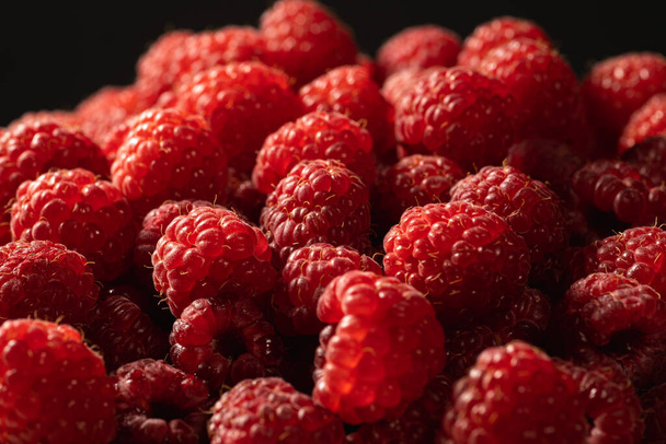 Świeże czerwone owoce maliny jako tło żywności organicznej i witaminy, zbliżenie - Zdjęcie, obraz