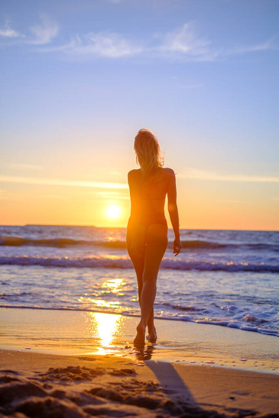 Traveling woman in bikini on beach - Foto, imagen