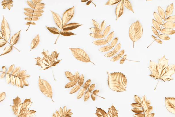 Herbstliche Komposition. Muster aus goldenen Herbstblättern auf weißem Hintergrund. Flache Lage, Draufsicht, Kopierraum - Foto, Bild