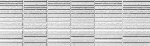 Çizgili ve pürüzsüz arkaplanı olan modern beyaz taş duvar manzarası - Fotoğraf, Görsel