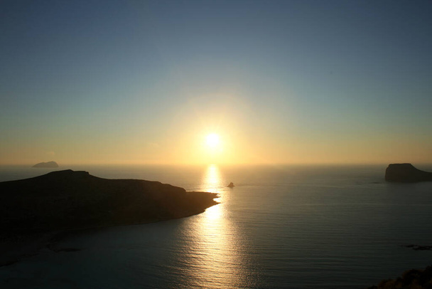 Μπαλός παραλία ηλιοφάνεια λιμνοθάλασσα βουνό τσιμεντένιο νησί καλοκαίρι 2020 covid-19 διακοπές σεζόν υψηλής ποιότητας εκτύπωσης - Φωτογραφία, εικόνα