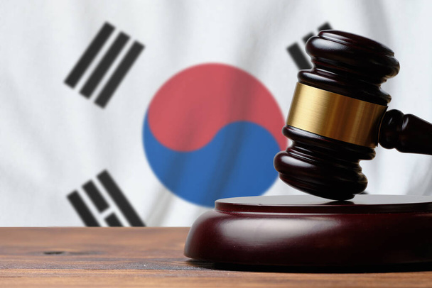 Spravedlnost a soudní koncept v Jižní Koreji. Soudce kladivo na pozadí vlajky. - Fotografie, Obrázek