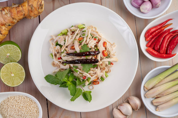 Frittierte Makrele mit Galgant, Pfeffer, Minze, roten Zwiebeln in einem weißen Gericht mit verschiedenen Gemüsesorten. - Foto, Bild