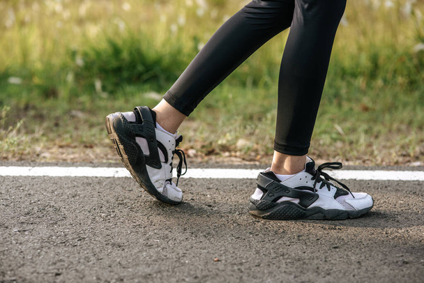 Läuferin Frau Füße läuft auf Straße Nahaufnahme auf Schuh. Sportliches Konzept für gesunden Lebensstil. - Foto, Bild