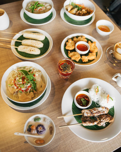 Вьетнамская еда на столе - Фото, изображение