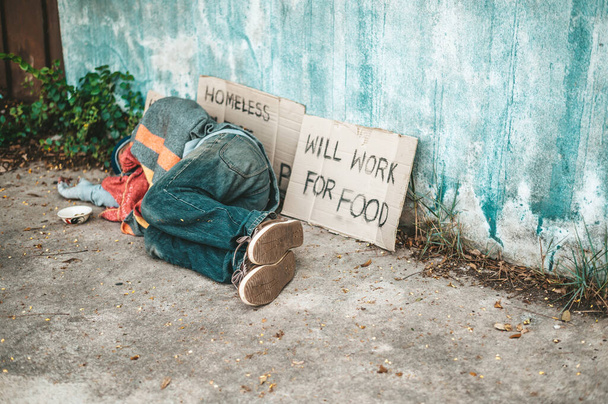 Dilenciler kirli giysilerle sokağın kendi tarafında yatıyorlardı.. - Fotoğraf, Görsel