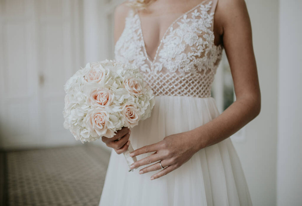 Прекрасная невеста с свадебным букетом в руках - Фото, изображение