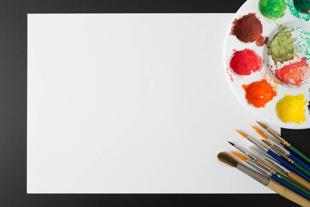 Top view of Colorful Watercolor palette, paper on a black backgroundand copy space - Foto, afbeelding