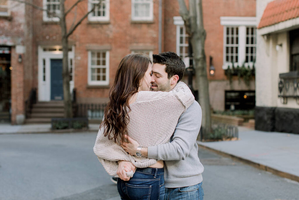 Una hermosa pareja caucásica sonriendo, abrazándose y divirtiéndose en su visita a Nueva York
 - Foto, imagen