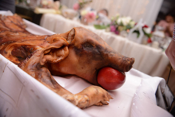 Cerdo asado con manzana en la boca - Foto, imagen