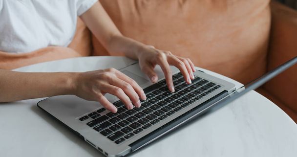 Kadın evde dizüstü bilgisayarda çalışıyor. - Fotoğraf, Görsel