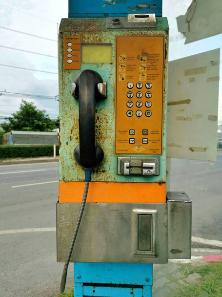 Telefonní automat se starými a rezavými mincemi. - Fotografie, Obrázek