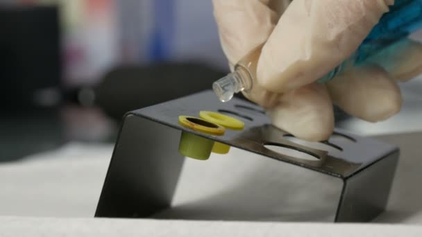 Speciale pigment oplossing verf voor het tatoeëren microblading wenkbrauwen wordt gegoten in een container, close-up view - Video