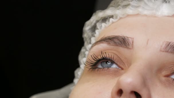 Der Microblading-Meister korrigiert die neue Form der Augenbrauen mit einem speziellen Bleistift. Augenbrauen-Tätowierung, Permanent Makeup - Filmmaterial, Video