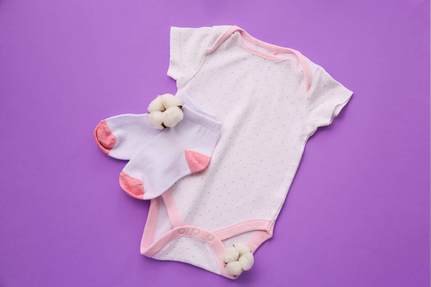 Renk arkaplanındaki pamuk bebek kıyafetleri - Fotoğraf, Görsel