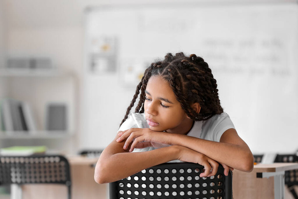 Okuldaki üzgün Afro-Amerikalı kız. Irkçılığı bırak - Fotoğraf, Görsel
