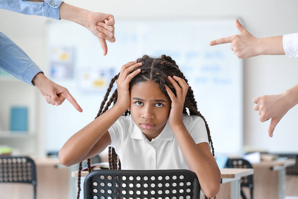 Pupillák zaklatják az afro-amerikai lányt az iskolában. Elég a rasszizmusból. - Fotó, kép
