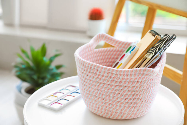 Плетений кошик з приладдям для малювання в кімнаті
 - Фото, зображення