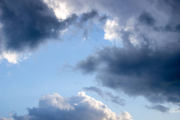 嵐の雲と劇的な空。青空と雲 - 写真・画像