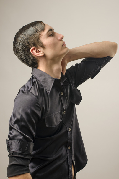 bir siyah gömlek ve düşünme profili, güzel, genç bir adam giymiş - Fotoğraf, Görsel