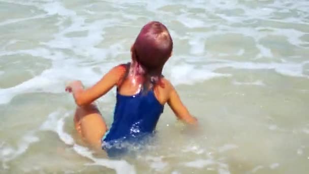 Mom and daughter are playing at sea. A happy family - Imágenes, Vídeo
