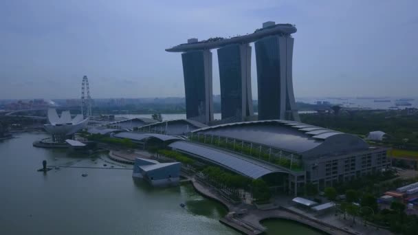 Skyline of Singapore city at first hour of the day: Financial District, center and bay  - Кадри, відео