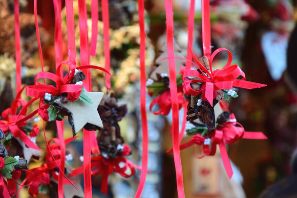 Kézzel készített dekoráció természetes anyagokból eladó a dél-tiroli Merano karácsonyi piacon - Fotó, kép