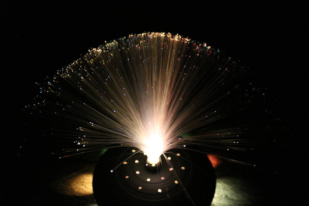 La lámpara de fibra óptica produce efectos de iluminación sugerentes
 - Foto, imagen