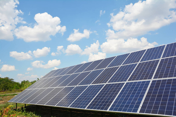大規模太陽エネルギーシステムのクローズアップ、青空に対する地上設置太陽電池パネル. - 写真・画像