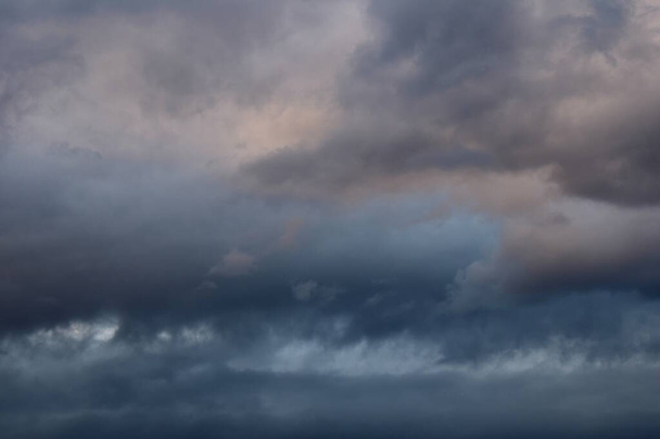 Dunkle und düstere Wolken nach einer Gewitternacht - melancholische Stimmung am Himmel - Foto, Bild