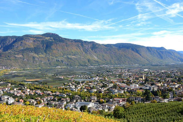 Vue de Lana près de Merano dans la vallée de l'Adige au Tyrol du Sud Italie - vue panoramique automnale - Photo, image