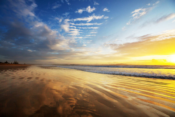 Gyönyörű naplemente az új-zélandi Ocean Beachen. Inspiráló természeti és utazási háttér - Fotó, kép