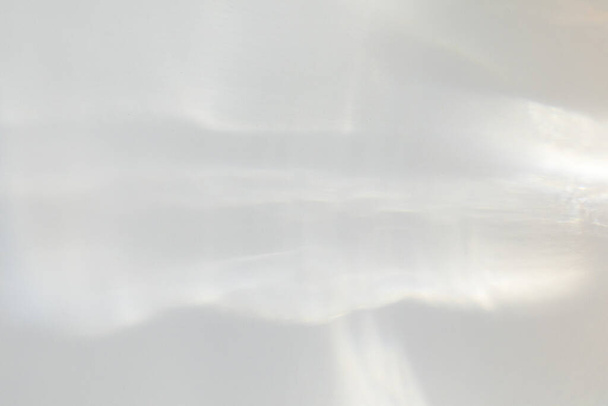 ombra e leggero effetto caustico su una parete bianca - Foto, immagini