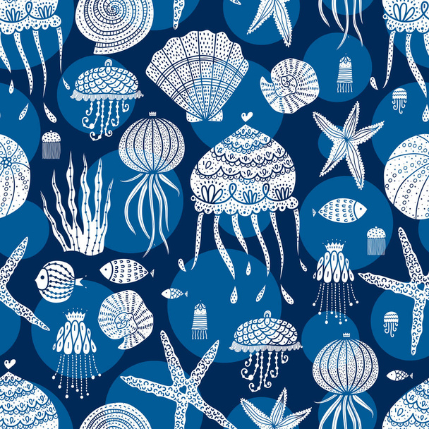  Симпатичный бесшовный узор с медузами, раковинами, рыбами, морскими звездами и водорослями. - Вектор,изображение