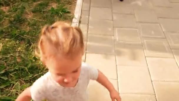 Kleines Mädchen läuft auf Pflasterplatten - Filmmaterial, Video