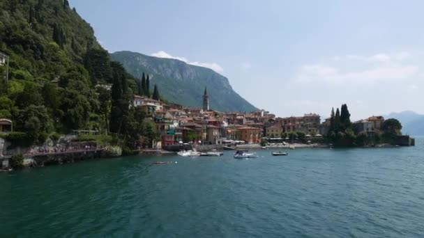 Uitzicht op Varenna stad een van de kleine mooie steden op Como meer gezien vanaf ferry, Lombardije, Italië - Video