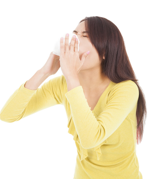 Mulher jovem com gripe ou alergia e soprando no tecido
 - Foto, Imagem