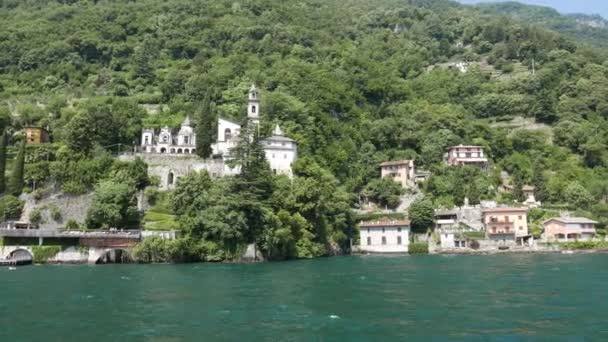 Будинки та вілли на озері Комо, видніються з порома (Італія). - Кадри, відео