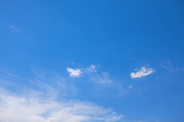 Zeldzame witte wolken aan de blauwe lucht. Zomer hemel  - Foto, afbeelding