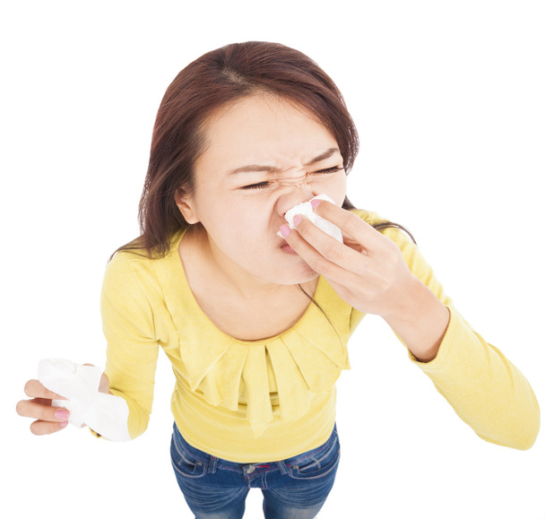 mujer joven estornuda con cara dolorosa
 - Foto, Imagen