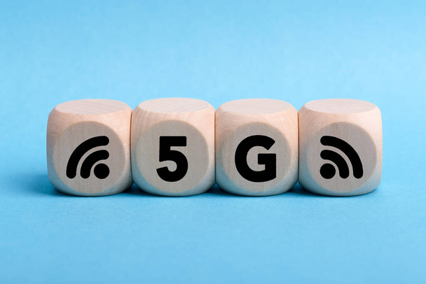 Cztery drewniane bloki z tekstem koncepcyjnym 5G. - Zdjęcie, obraz