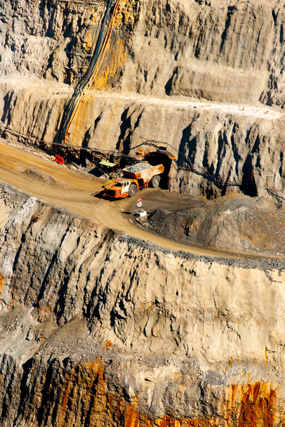 Camión minero saliendo de la mina subterránea - Foto, Imagen