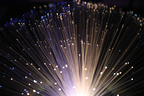 A lâmpada de fibra óptica produz efeitos de iluminação sugestivos
 - Foto, Imagem