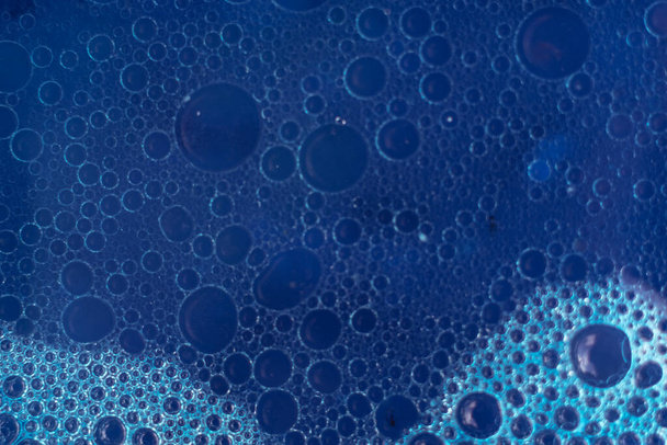 Красивая абстракция голубые пузыри воды. Фоновый рисунок для дизайна. Макрофотография. - Фото, изображение