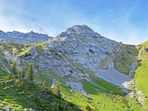 Альпийские вершины Оберхаупта и Эселя в швейцарском горном массиве Пилатус и Эмментальных Альпах, Альпнах - Кантон Обвальден, Швейцария (Кантон Обвальден, Швеция)
) - Фото, изображение