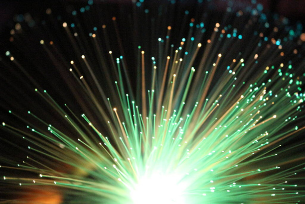 La lámpara de fibra óptica produce efectos de iluminación sugerentes
 - Foto, Imagen