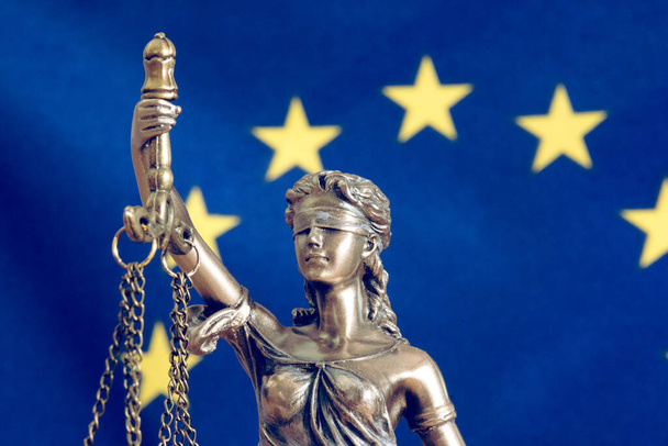 Flaga Unii Europejskiej i Justitia - Zdjęcie, obraz