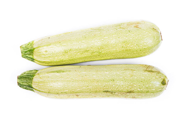 Zwei frische Gemüsemark. Zucchini isoliert auf weißem Hintergrund - Foto, Bild
